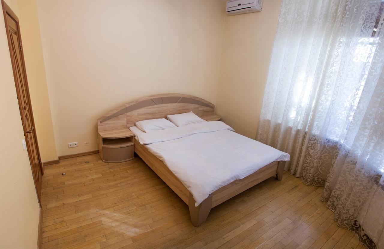 Two Bedroom Apartment With Balcony Kiev Exterior foto