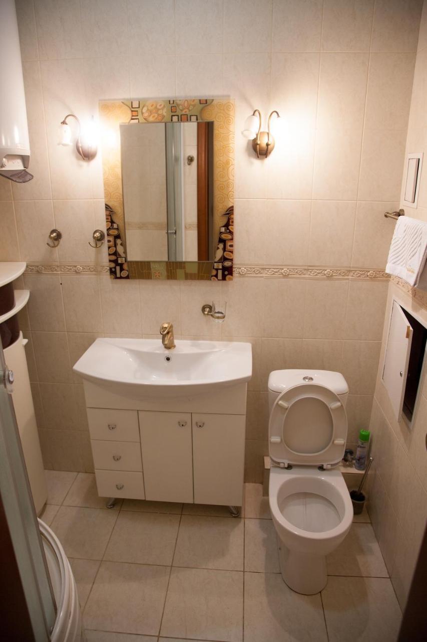 Two Bedroom Apartment With Balcony Kiev Exterior foto